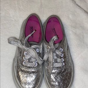 Arizona // Girls Sparkly Metallic Silver Sneakers
